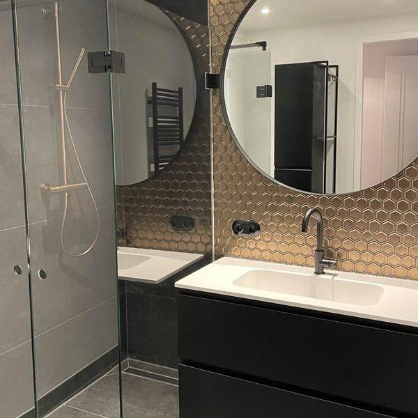 Badkamer met gouden hexagon tegels