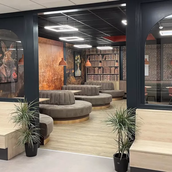 Entree Damstede Cafe, waar ontmoeten, relaxen en eten samen komen.